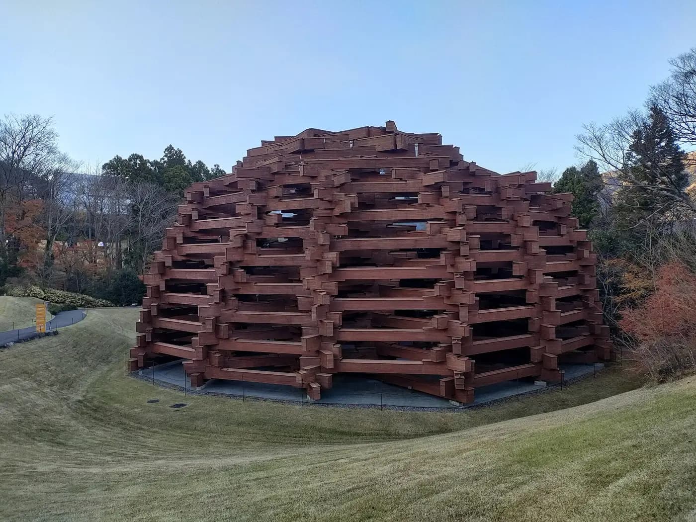 箱根 彫刻の森美術館の園内にある、木を組んだドーム形の建物