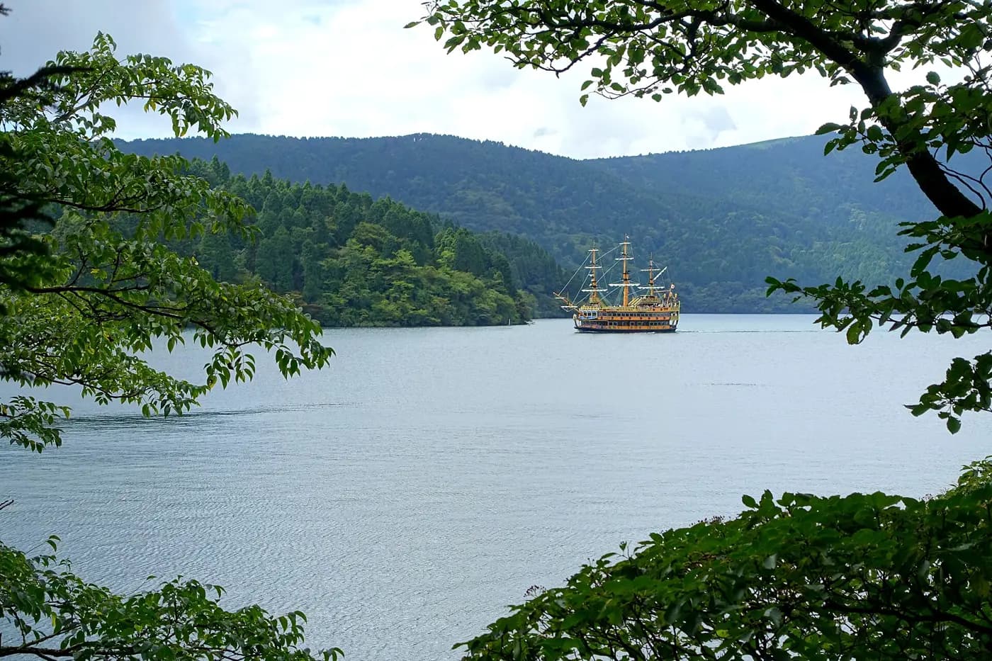 芦ノ湖を進む箱根海賊船