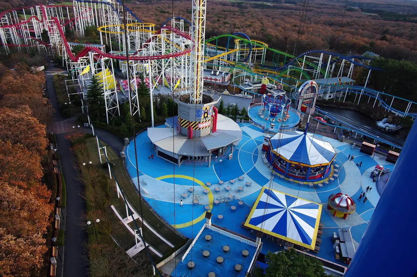 紅葉の中の那須ハイランドパークの全景