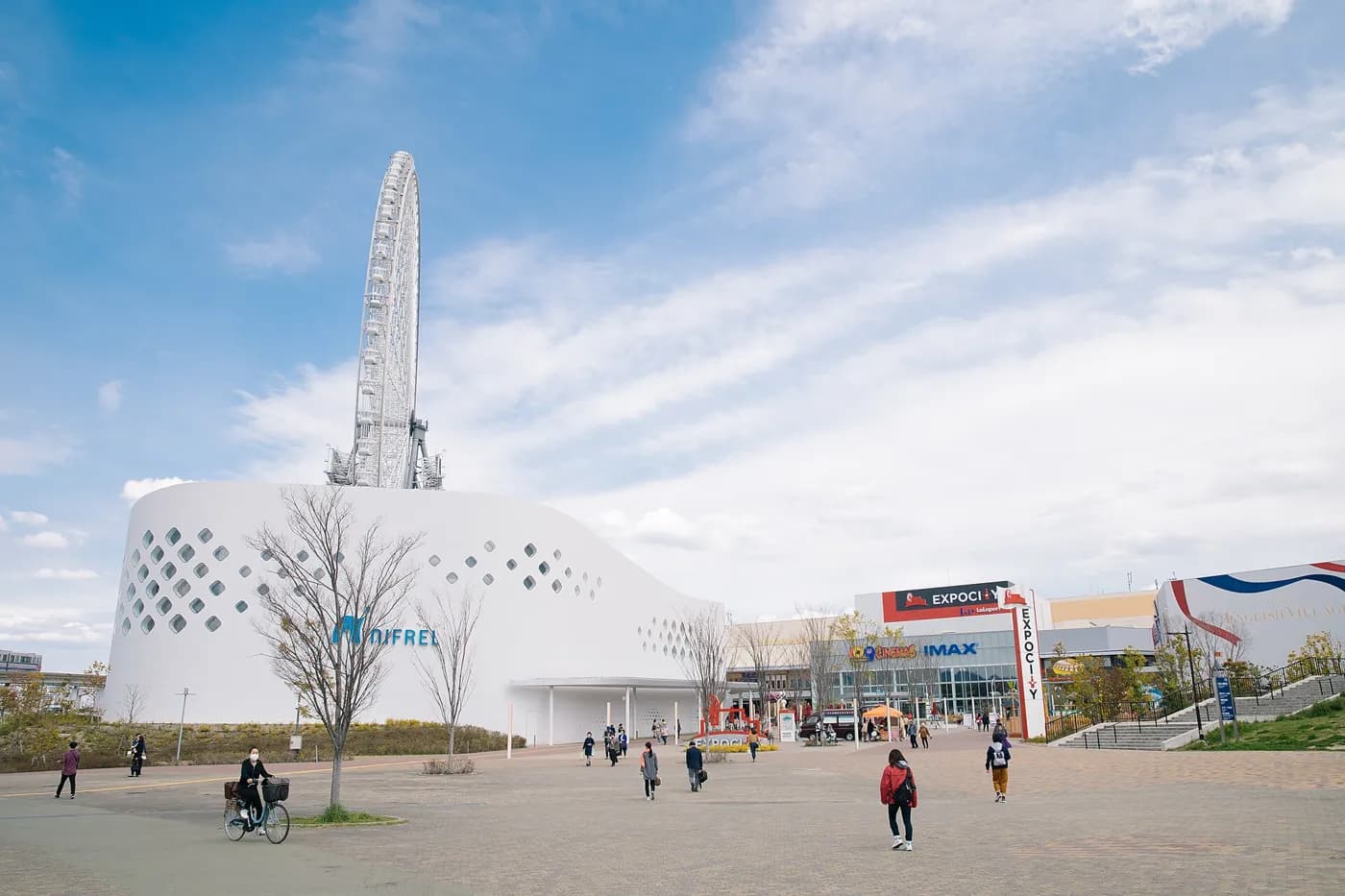 EXPOCITYにあるニフレルの白い建物と、奥の大観覧車