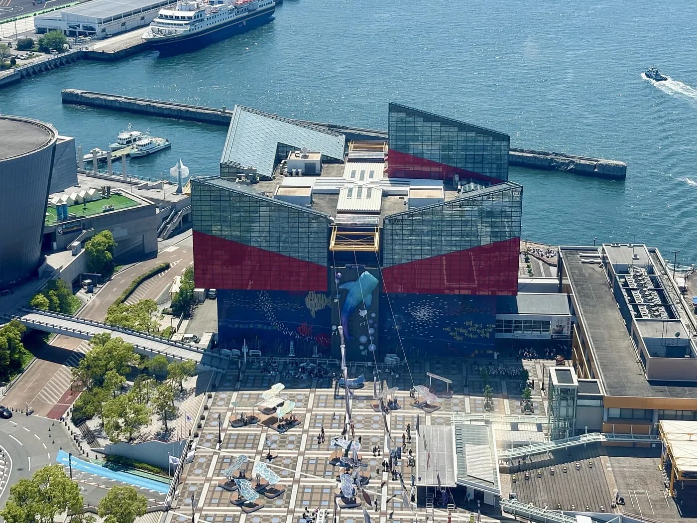 上から見た大阪港の海遊館と天保山の岸壁
