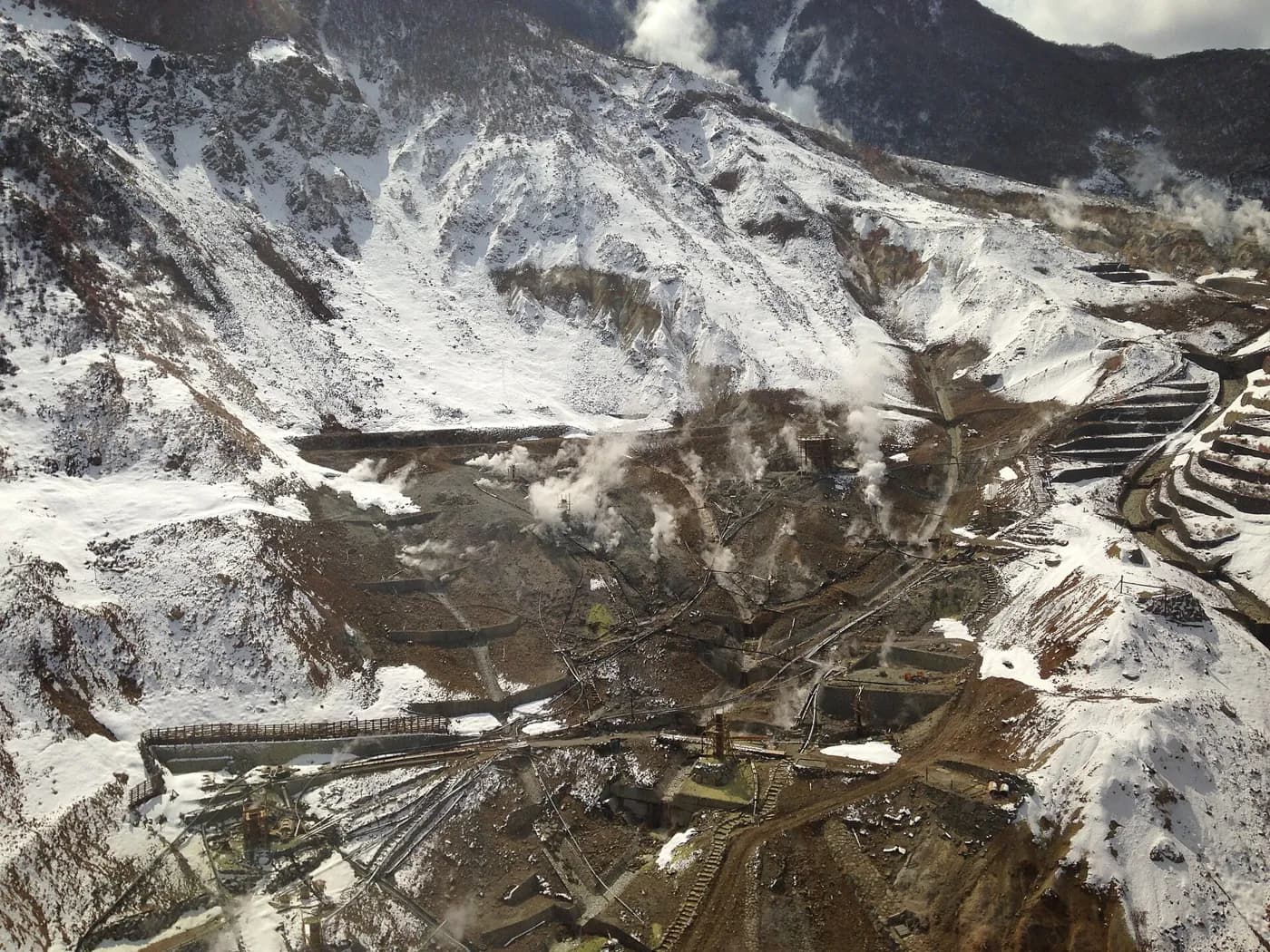 箱根ロープウェイから見た、雪の積もった大涌谷